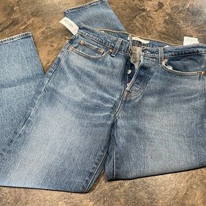 Levis wedgie size 28 from aritzia